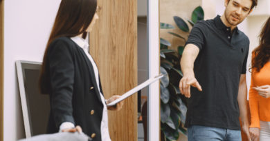 Couple échangeant avec une conseillère en magasin de meubles