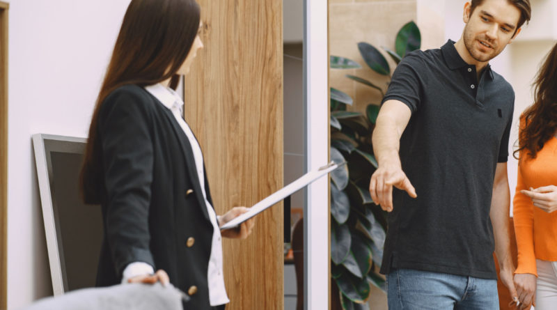 Couple échangeant avec une conseillère en magasin de meubles