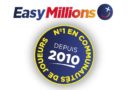 Logo de la marque EasyMillions surmontant un macaron bleu et jaune indiquant 'N°1 en communautés de joueurs depuis 2010