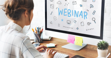 Une femme de dos travaille sur un ordinateur de bureau affichant le mot « WEBINAR » entouré d'illustrations liées à la communication numérique.