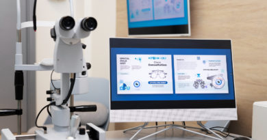 Matériel médical d'examen de la vue et écran d'ordinateur de consultation dans un cabinet d'ophtalmologie